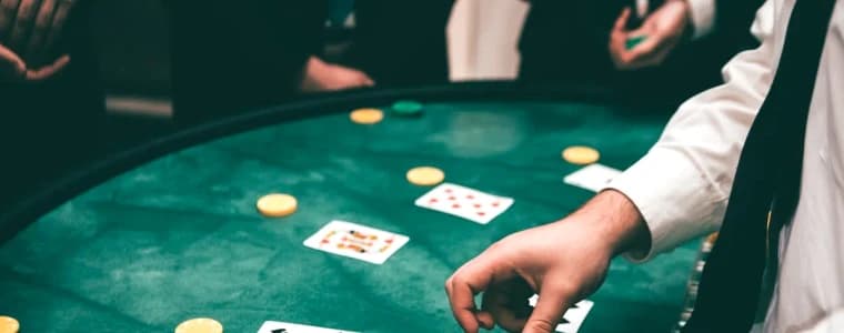 Cách Chơi Blackjack Online: Luật, Chiến Thuật Cơ Bản Và House Edge