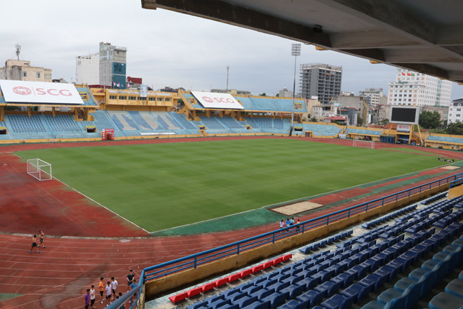Sân Hàng Đẫy đông nghẹt cổ động viên trong một đêm V-League quan trọng năm 2026