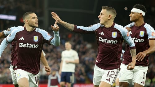 Aston Villa ăn mừng chiến thắng 4-0 trước Nottingham Forest tại Villa Park để giành vé vào chung kết UEL 2026