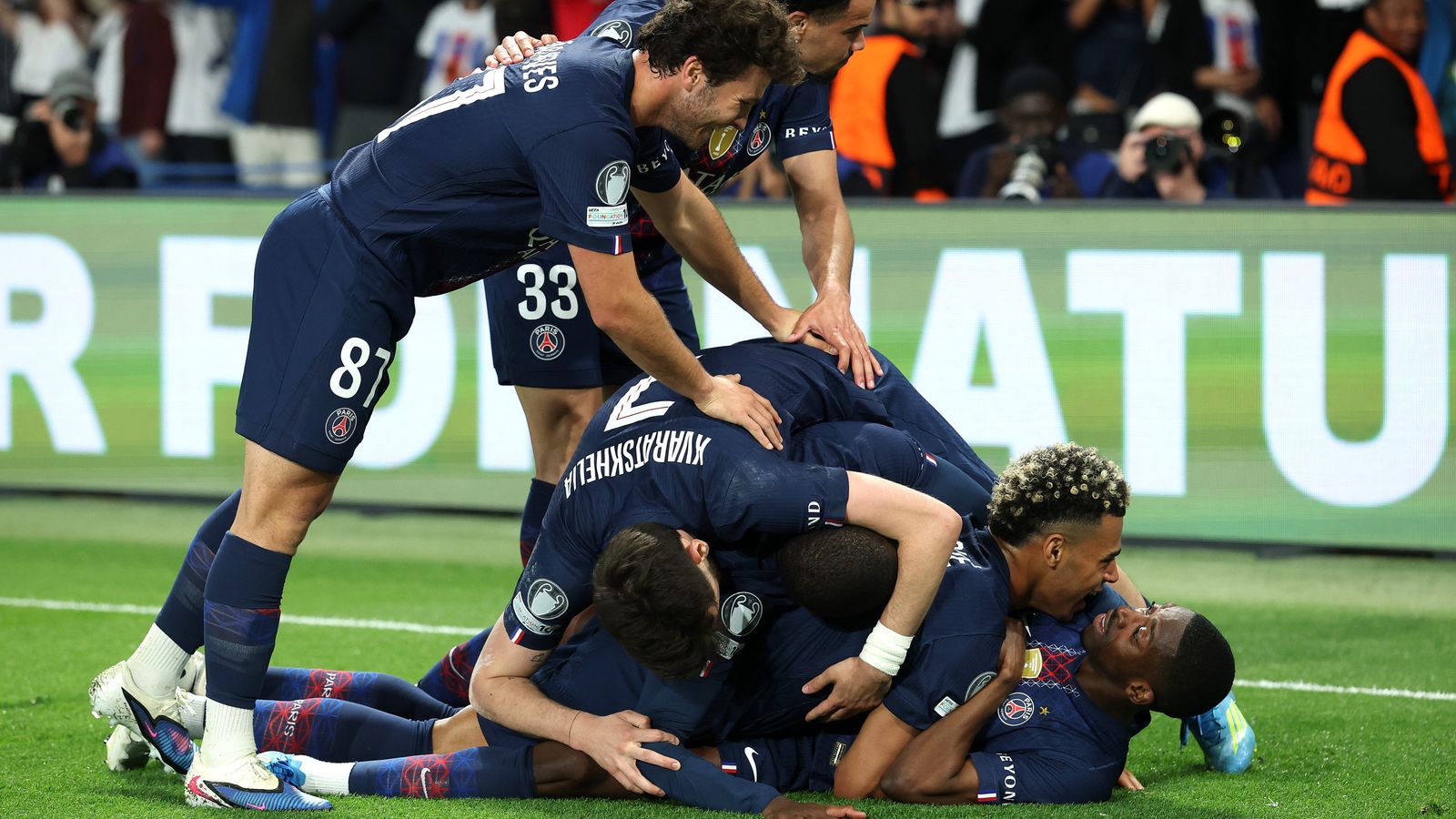 Vincent Kompany trong phong chien thuat Bayern truoc PSG luot ve Allianz Arena