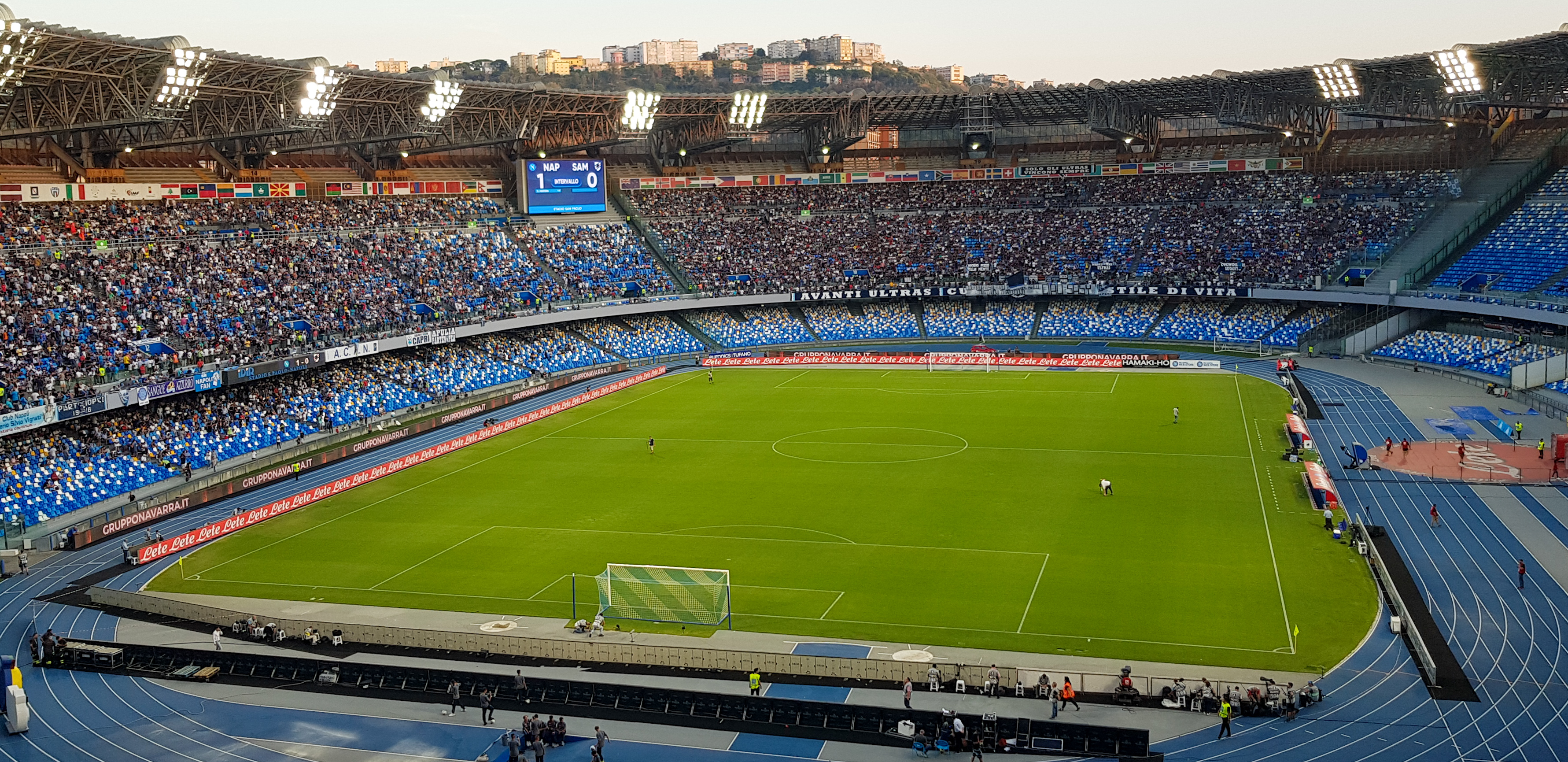 Sân Stadio Diego Armando Maradona của Napoli - đội đang dẫn đầu cuộc đua top 4 Serie A