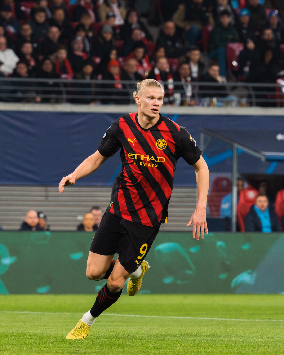 Erling Haaland khởi động trước trận Man City vs Arsenal vòng 33 Premier League 2025/26 tại Etihad
