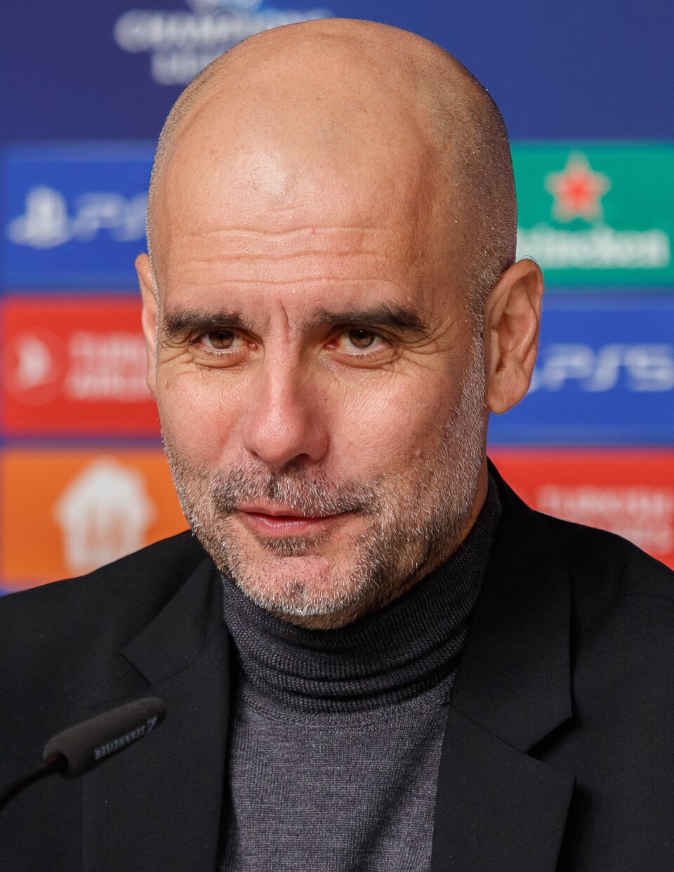 Pep Guardiola HLV Manchester City chỉ đạo cầu thủ trên đường biên